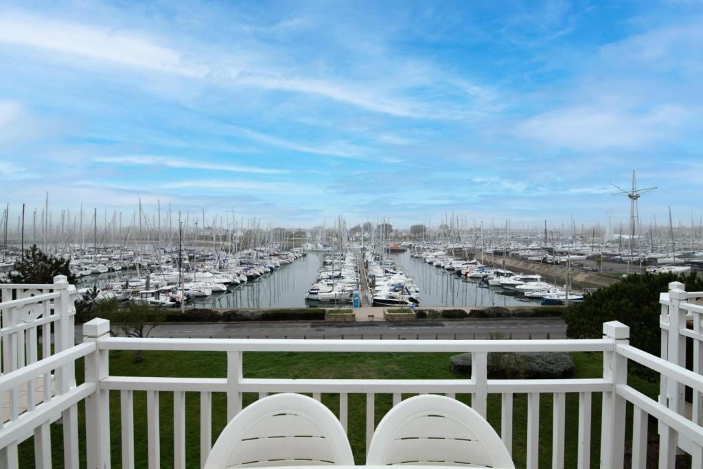 un balcon avec vue sur une marina avec des bateaux dans l'établissement Port du Crouesty Cap'Océan - maeva Home - Appartement 4 pièces 9 personnes - Confort - vue sur le Port MAE-8944, à Arzon