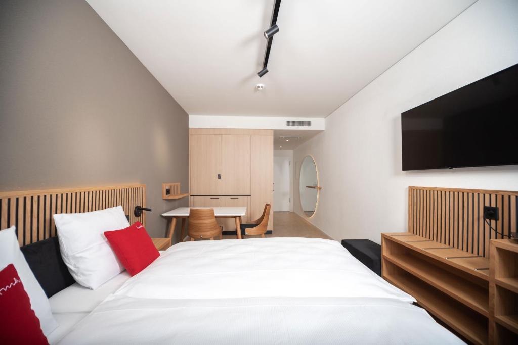 Letto o letti in una camera di Tailormade Hotel BAB Bachenbülach