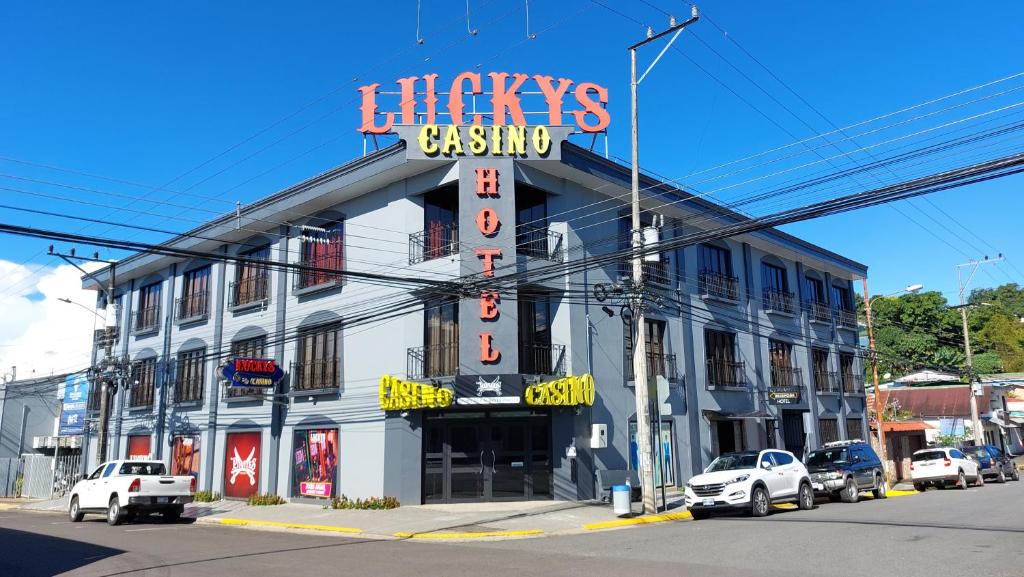 un edificio con un cartel que lee el casino hyatts en Lucky`s Hotel & Casino, en San Isidro