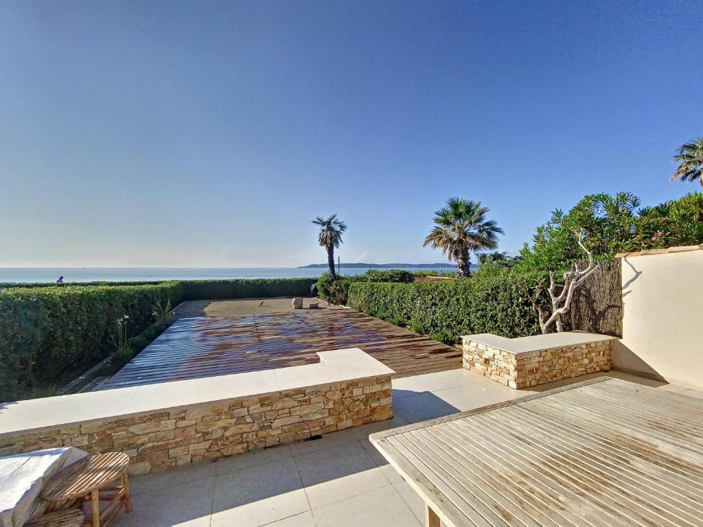 d'une terrasse avec vue sur l'océan. dans l'établissement Mazet*** vue mer, centre et plage à pied, à Sainte-Maxime