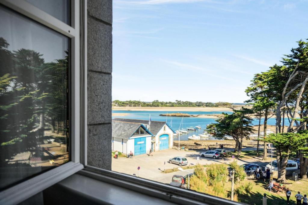 une fenêtre avec vue sur le port de plaisance dans l'établissement Résidence Saint Goustan - maeva Home - Studio 3 personnes Budget - Vue mer MAE-0472, au Croisic