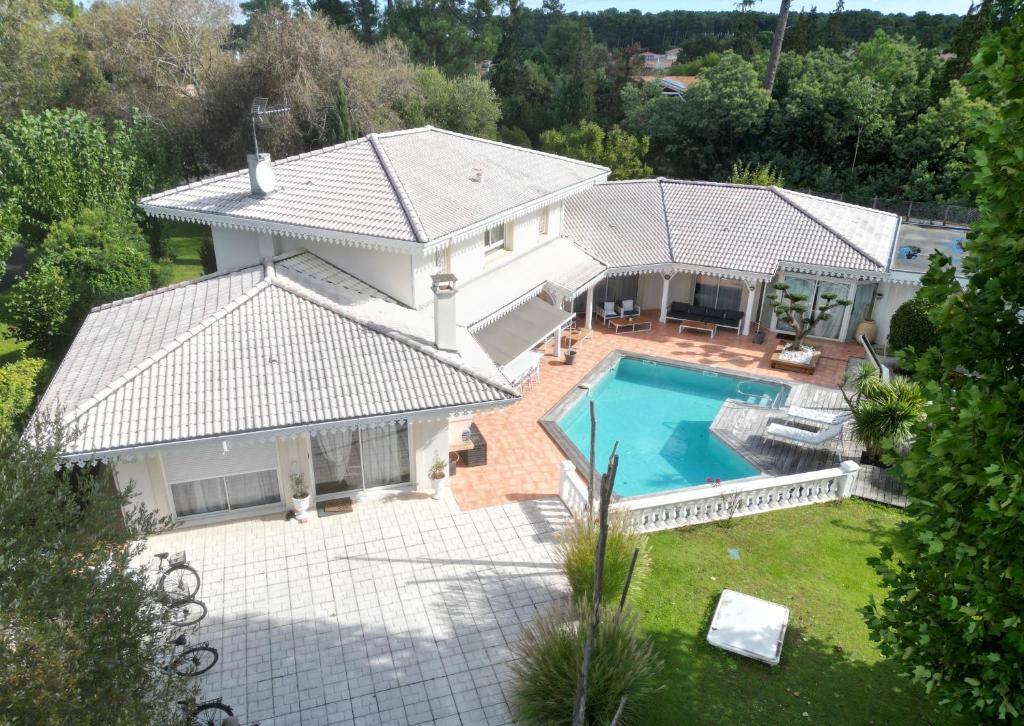 una vista aérea de una casa con piscina en Chambres d'Hôtes Villa La Louisiane, en Arès