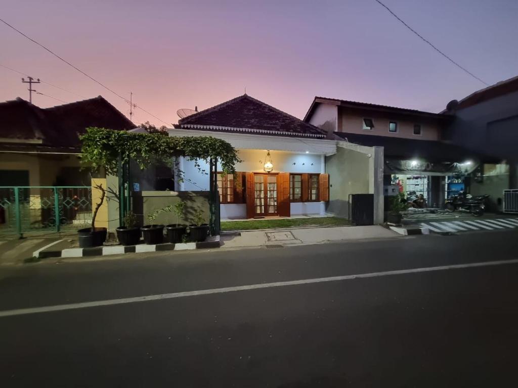 ein Haus am Straßenrand in der Nacht in der Unterkunft House of Kadipaten in Yogyakarta