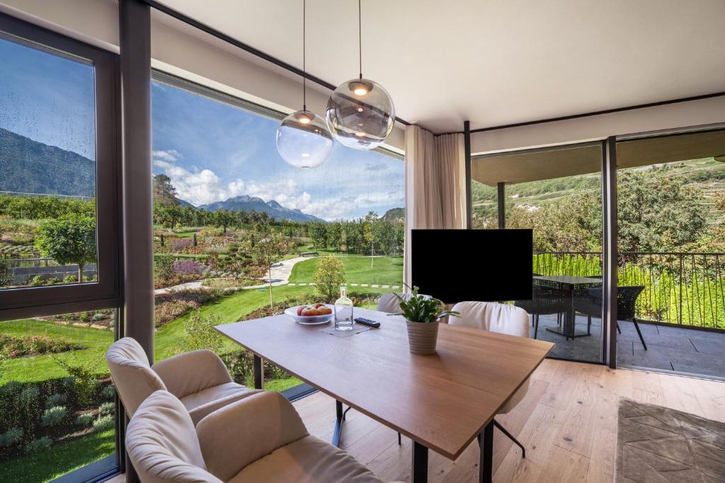 un soggiorno con tavolo e una grande finestra di Natur Romantik Apartment Annalena a Castelbello