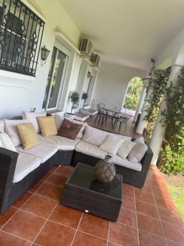 sala de estar con sofá y mesa en Marbella large rustic family villa to rent, en Estepona