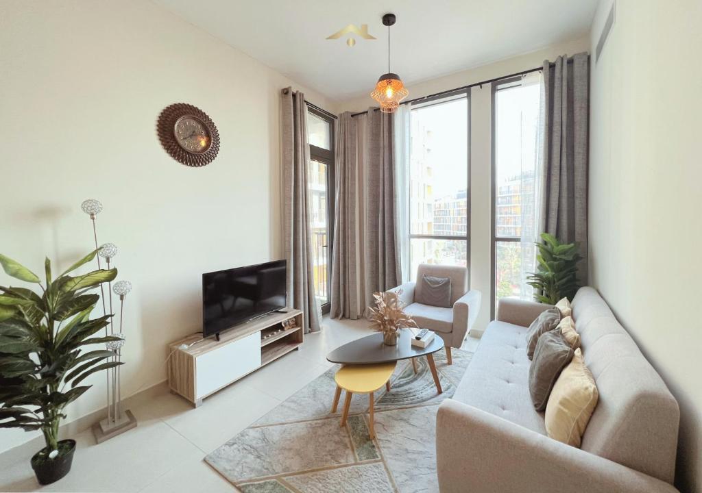 sala de estar con sofá y TV en Letstay - Misty Rosa 1BR Apartment in Dania 3 With Balcony, en Dubái