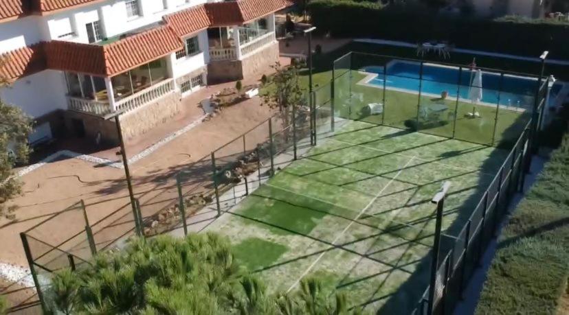 una vista aérea de una pista de tenis en un patio en La Casona Imperial, en Alpedrete