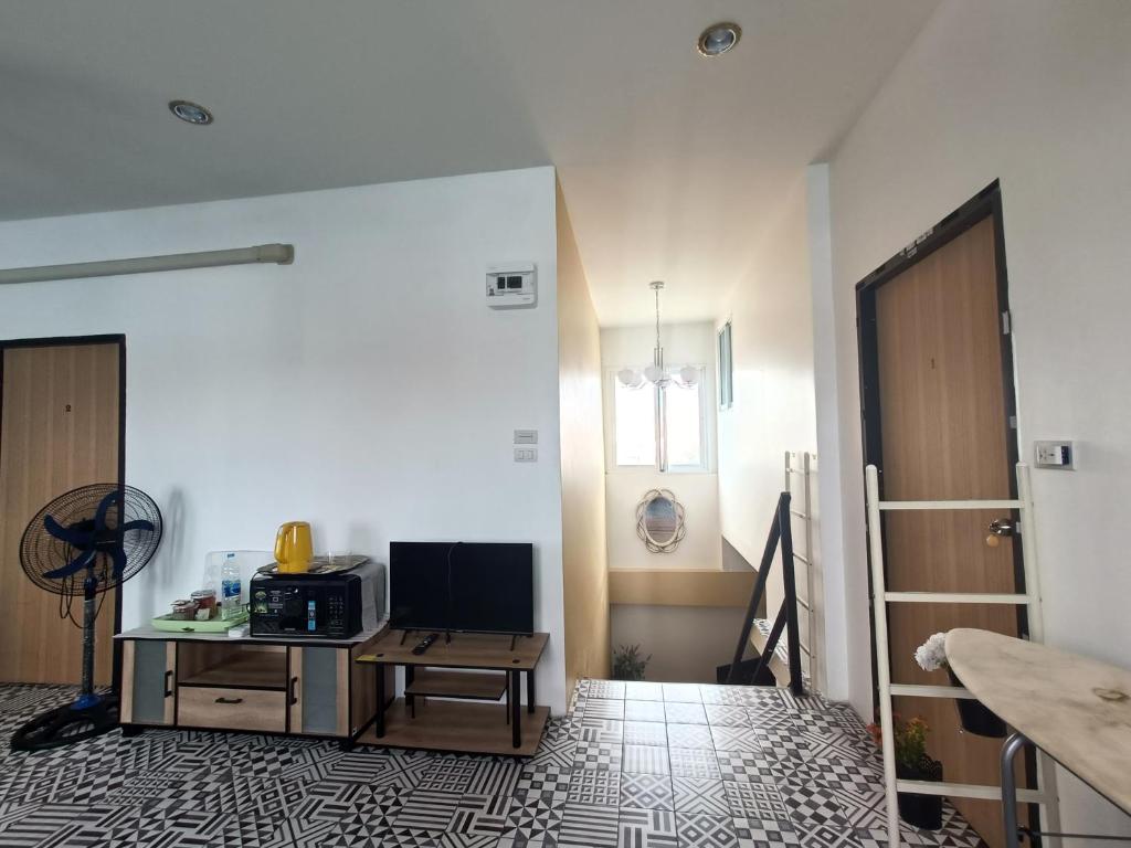 TV a/nebo společenská místnost v ubytování Merit courtyard Suvarnaphumi HOUSE