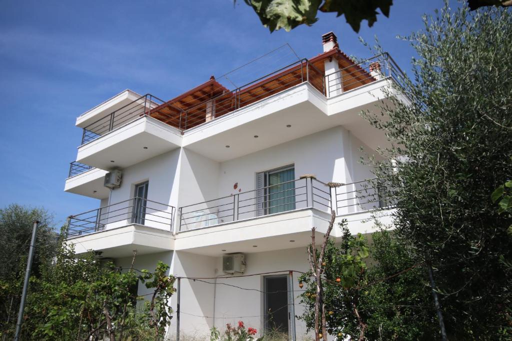 - un bâtiment blanc avec un balcon en haut dans l'établissement Mato Rooms, à Himarë