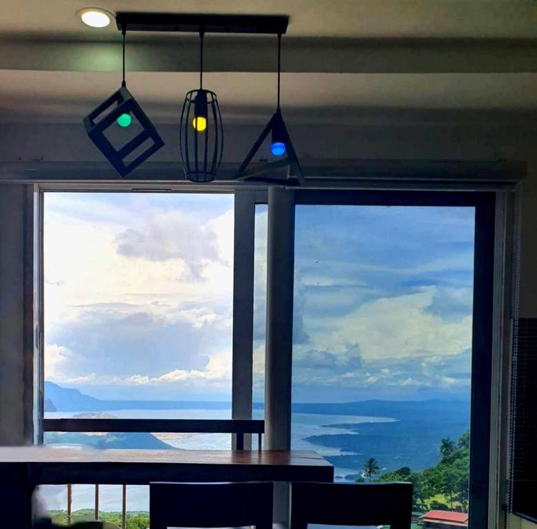 d'une grande fenêtre avec vue sur l'océan. dans l'établissement WIND RESIDENCES SMDC TOWER 2, à Tagaytay