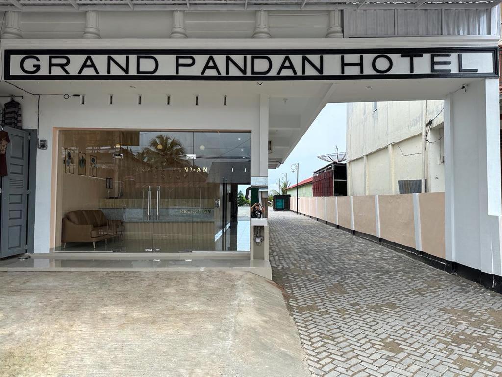 um grande cartaz de hotel pandal na frente de um edifício em GRAND PANDAN HOTEL em Halangan