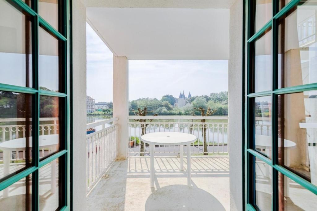 d'un balcon avec une table et une vue sur la ville. dans l'établissement Résidence Port Bourgenay - maeva Home - Appartement 2 pièces 5 personnes - Sélection MAE-0984, à Talmont-Saint-Hilaire