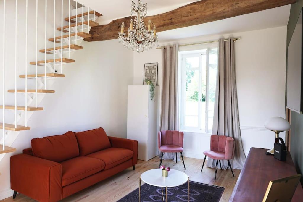 Posezení v ubytování Le Perchoir Gîte de charme dans château -SPA-