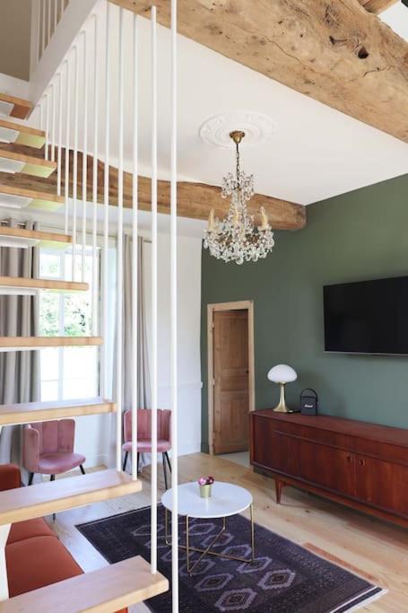 TV a/nebo společenská místnost v ubytování Le Perchoir Gîte de charme dans château -SPA-