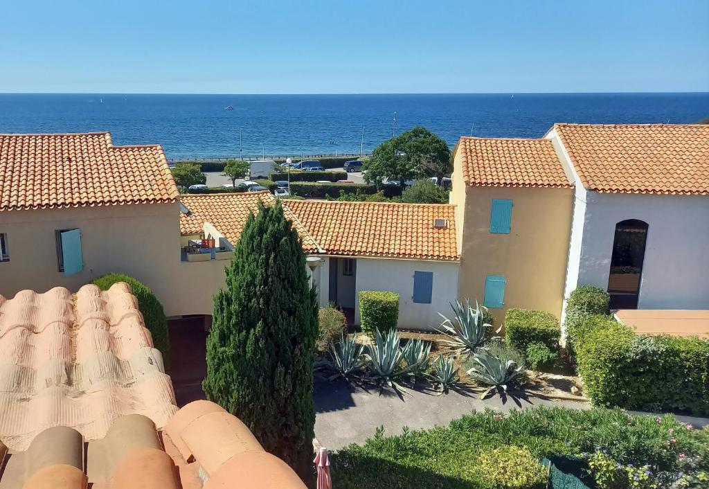 eine Luftansicht eines Hauses mit Meerblick im Hintergrund in der Unterkunft Sausset-les-Pins, T2 vue sur mer, plage à 200m in Sausset-les-Pins