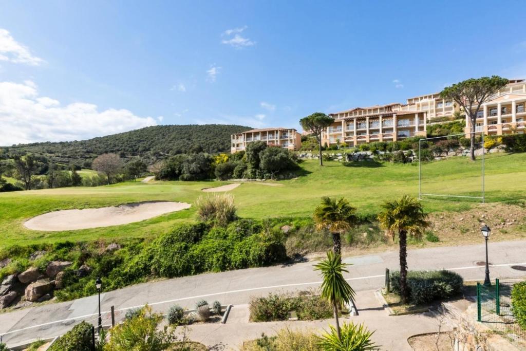 - une vue sur le parcours de golf du complexe dans l'établissement Résidence le Village de Cap Esterel - maeva Home - Studio 4 Personnes - Sélection MAE-8259, à Saint-Raphaël