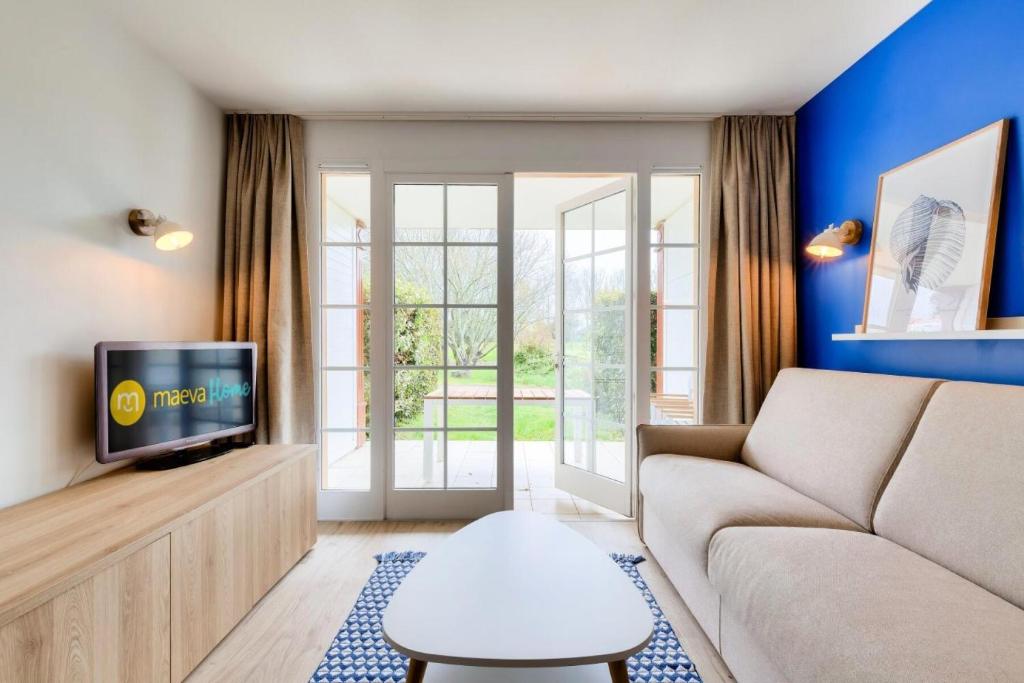 un salon avec un canapé et une télévision dans l'établissement Résidence Port Bourgenay - maeva Home - Studio spacieux 4 personnes - Prestige - super Home MAE-6355, à Talmont-Saint-Hilaire