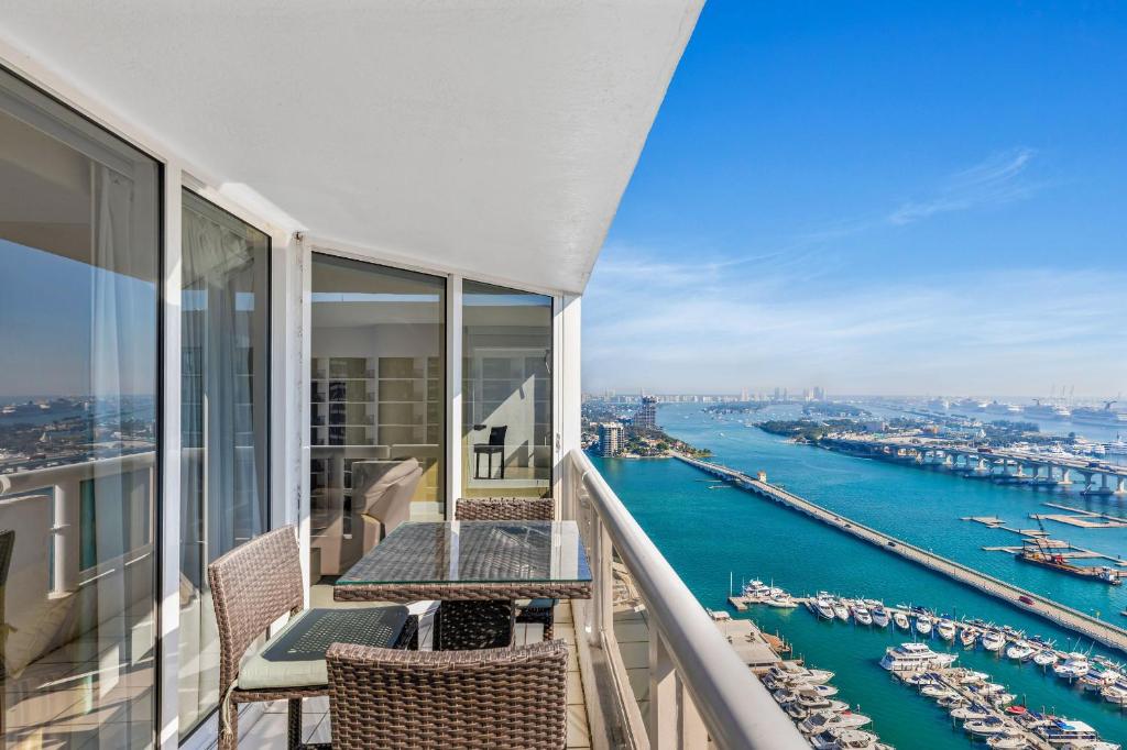 balcón con sillas y vistas al agua en 3 Bedroom Comfort with Balcony Views, en Miami