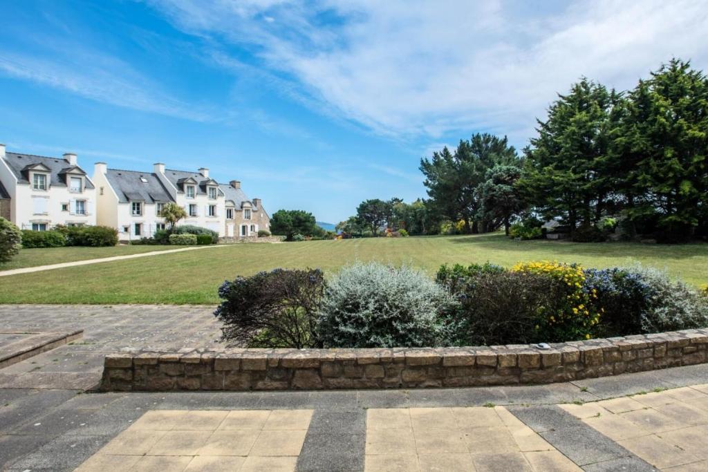 une maison avec un jardin et une pelouse avec des maisons dans l'établissement Résidence Port du Crouesty - maeva Home - Appartement 2 pièces 4 personnes - Budget MAE-7994, à Arzon