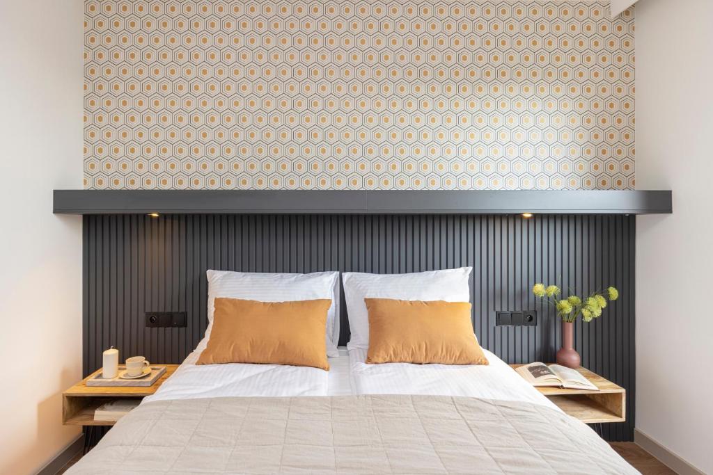 奧斯威辛的住宿－River Side Residence 3/19，一间卧室配有一张带橙色枕头的大床
