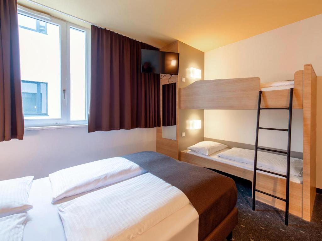 Postel nebo postele na pokoji v ubytování B&B Hotel Bayreuth