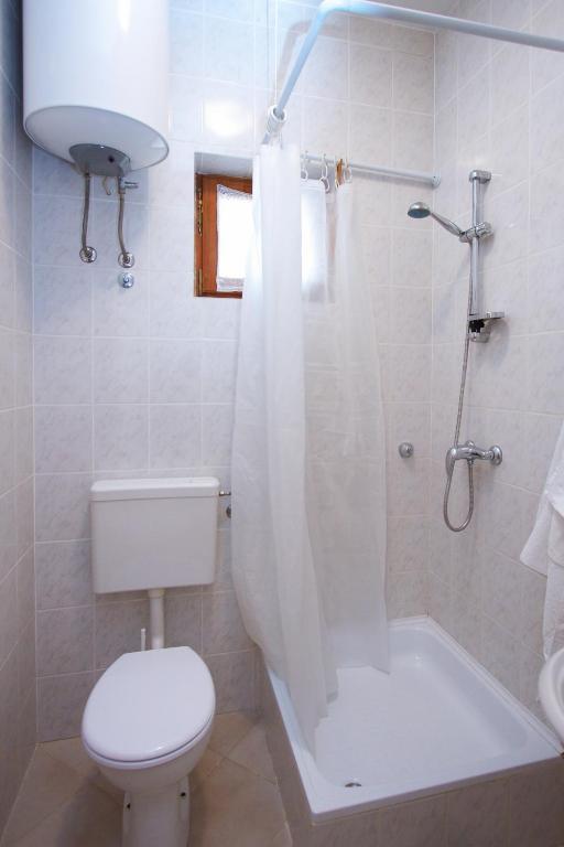 Łazienka w obiekcie Apartments Novalja