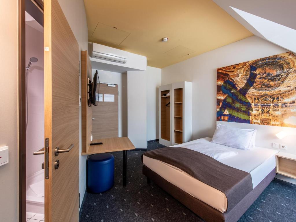 Postel nebo postele na pokoji v ubytování B&B Hotel Bayreuth