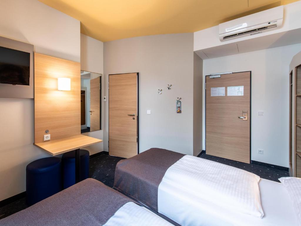 Postel nebo postele na pokoji v ubytování B&B Hotel Bayreuth