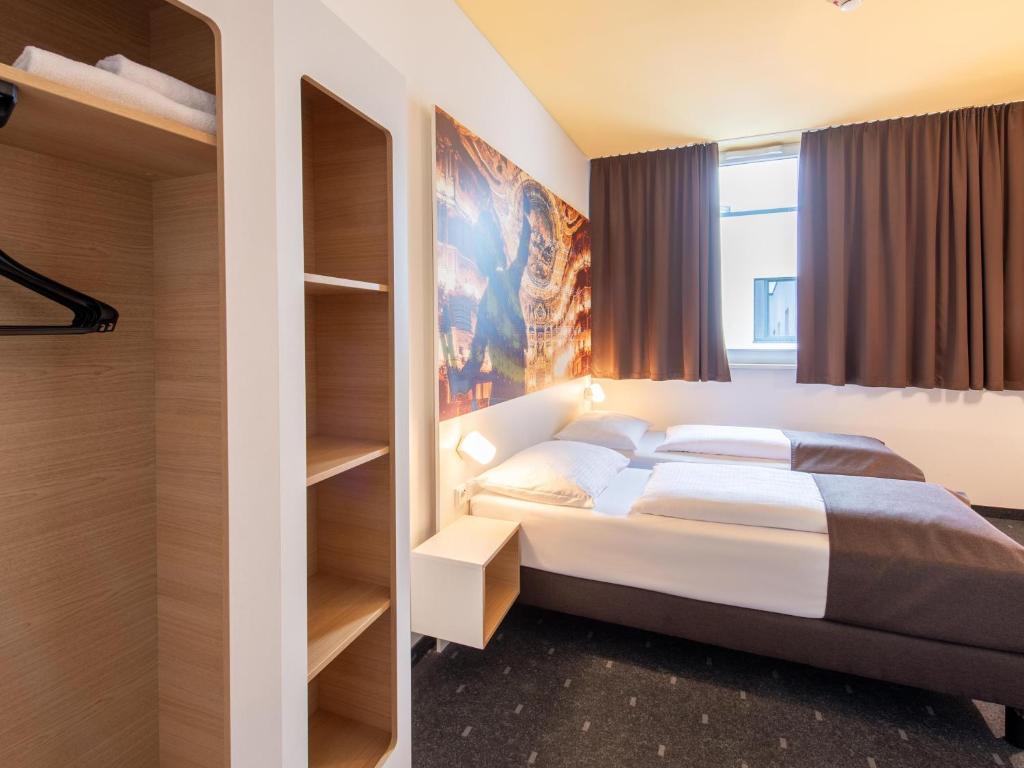 Postel nebo postele na pokoji v ubytování B&B Hotel Bayreuth