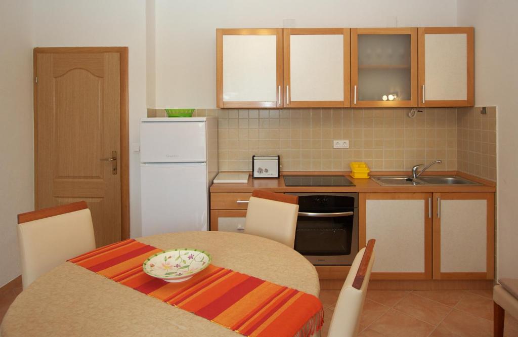 Kuchnia lub aneks kuchenny w obiekcie Apartments Novalja