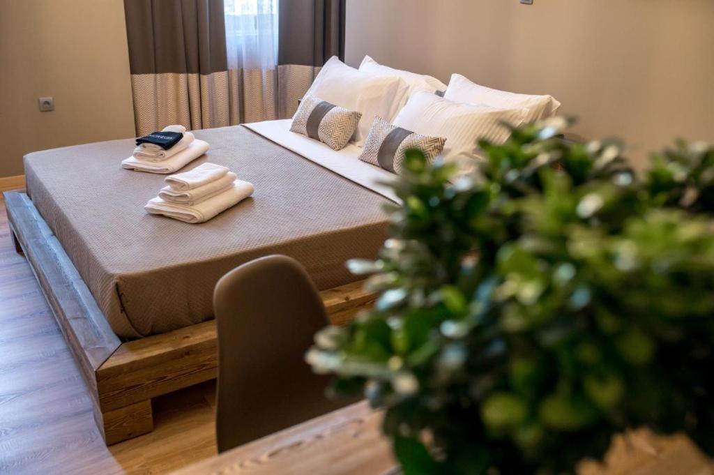 uma cama com almofadas e toalhas por cima em City Loft 2 (Stamatina's Luxury Apartments) em Alexandroúpolis