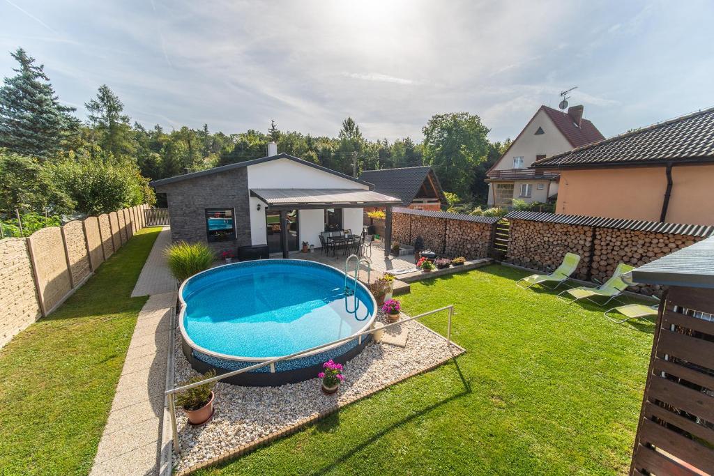 um quintal com uma grande piscina no quintal em Holiday House Adonis em Bystřice