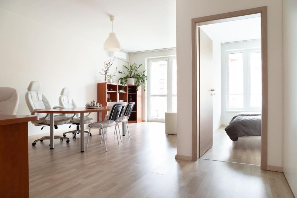 un soggiorno con tavolo e sedie e una camera da letto di Great Tourist and Business Apartment a Bratislava