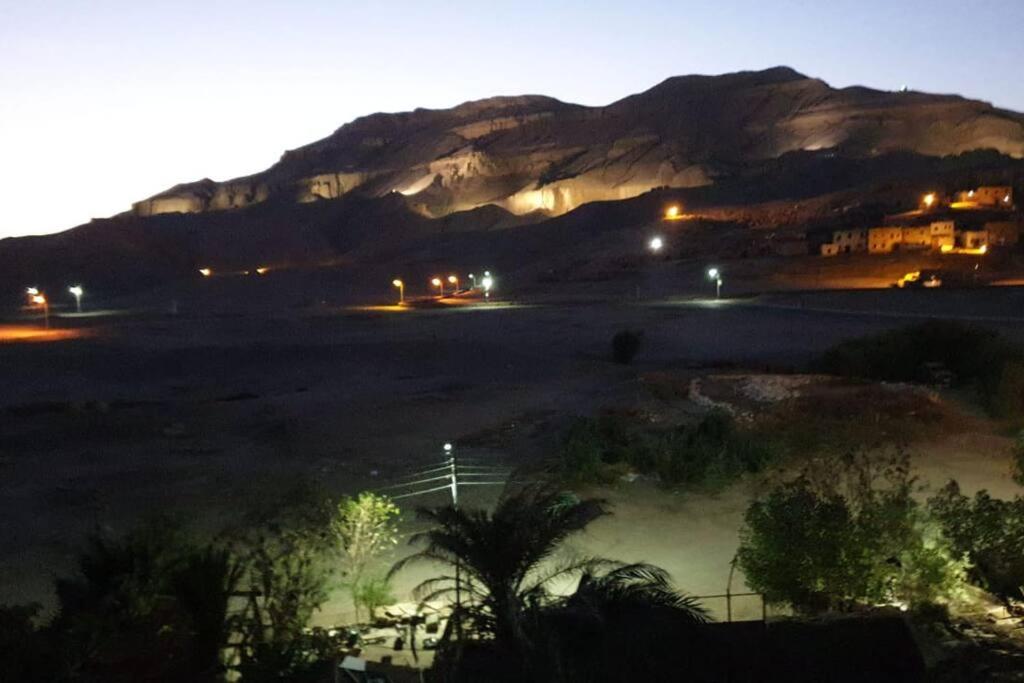 a view of a desert at night with a mountain at Tibs mountain view in Al Aqālitah