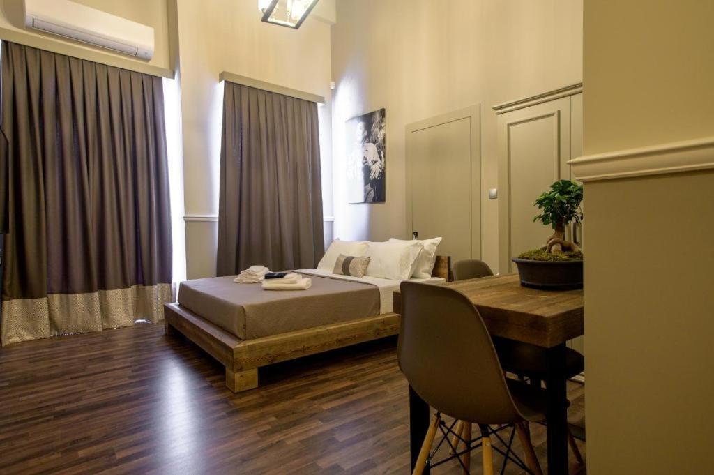 una camera con un letto e un tavolo di City Loft 5 (Stamatina's Luxury Apartments) a Alexandroupoli