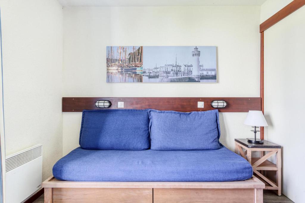 - un lit avec des oreillers bleus dans l'établissement Résidence Port du Crouesty - maeva Home - Appartement 2 Pièces 4 Personnes - Confort MAE-6454, à Arzon