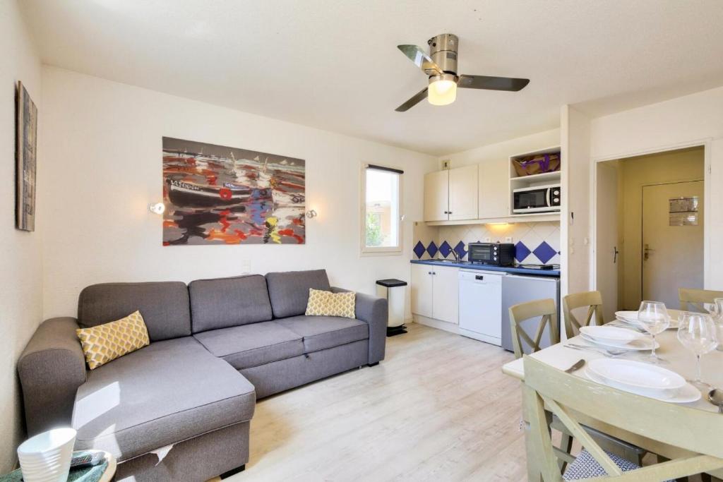 un salon avec un canapé et une table dans l'établissement Résidence Saint-Raphaël Valescure - maeva Home - Appartement cosy 2 pièces 6 personnes - Sélection - super Home MAE-7934, à Valescure