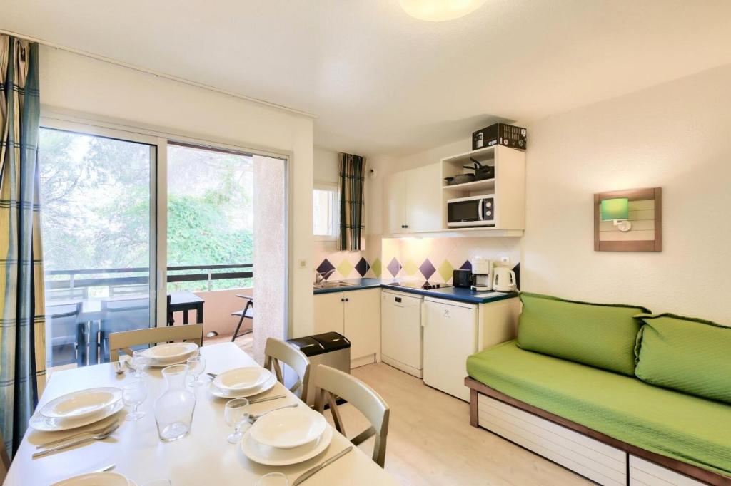 un salon avec une table et un canapé dans l'établissement Résidence Saint-Raphaël Valescure - maeva Home - Appartement 2 pièces 4 personnes - Sélection MAE-6914, à Valescure