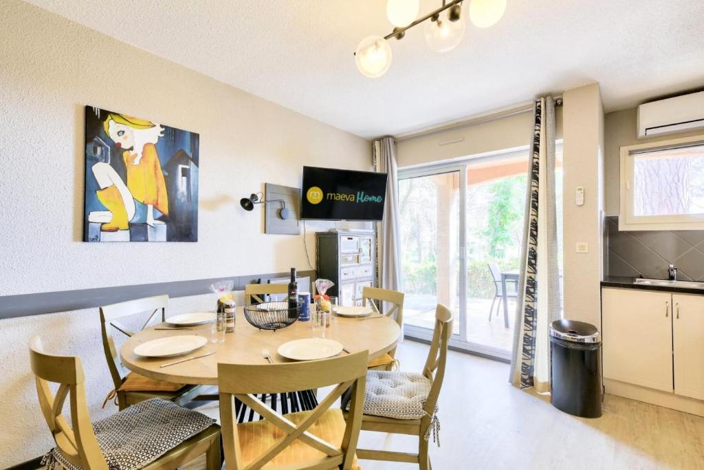 une cuisine et une salle à manger avec une table et des chaises dans l'établissement Résidence Saint-Raphaël Valescure - maeva Home - Appartement 3 pièces 6 personnes - Prestige MAE-2324, à Valescure