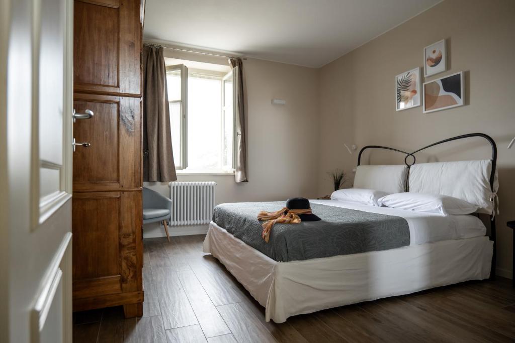 un dormitorio con una cama con un animal de peluche en Villa Ribella - Family Apartment, en San Damiano dʼAsti