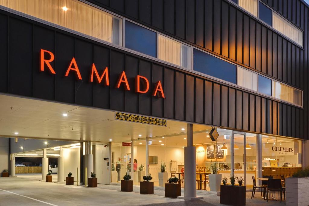 Ramada Suites by Wyndham Christchurch City في كرايستشيرش: واجهة مبنى عليه علامة الرامبلي