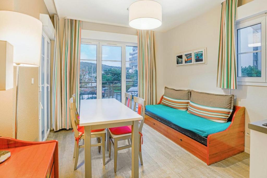 a living room with a couch and a table at Résidence Port Guillaume - maeva Home - 2 Pièces 4 Personnes Sélection MAE-6688 in Dives-sur-Mer