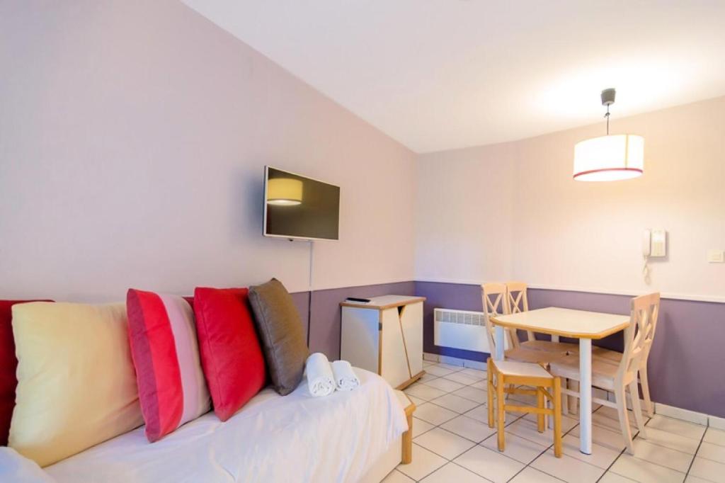 un salon avec un canapé et une table dans l'établissement Village Moliets - maeva Home - 2 pièces 5 personnes Confort MAE-5786, à Moliets-et-Maa