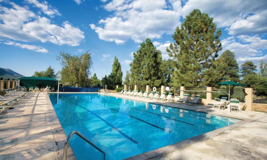 בריכת השחייה שנמצאת ב-Wyndham Flagstaff 2 Bedroom Deluxe או באזור