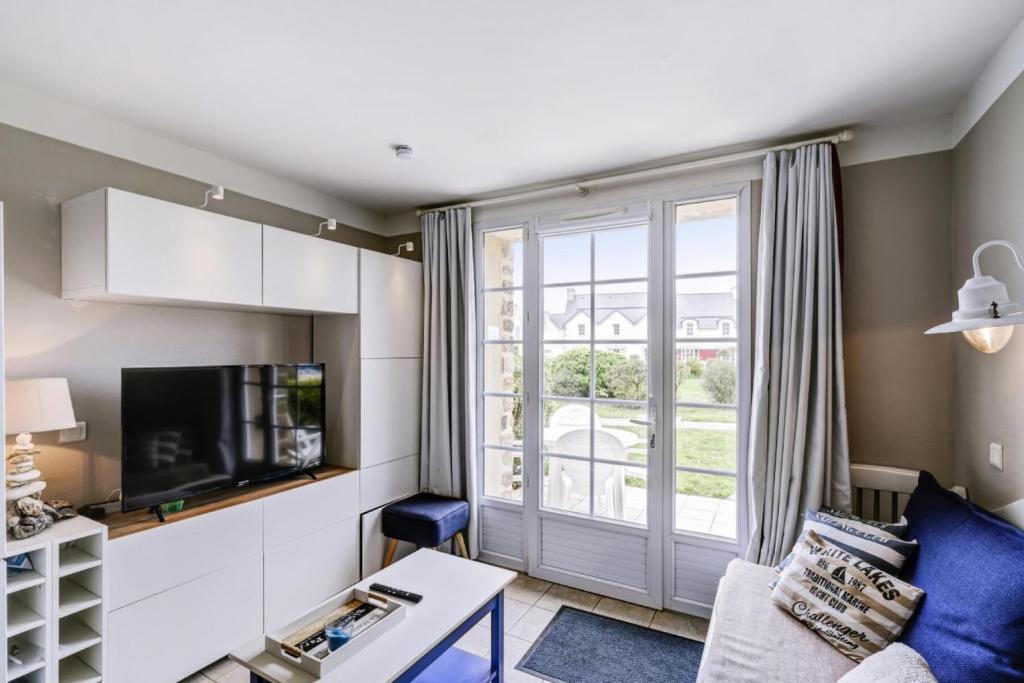 un salon avec un canapé et une télévision dans l'établissement Résidence Cap Marine - maeva Home - Duplex 2 Pièces 4 Personnes - Sélection MAE-1676, au Guilvinec