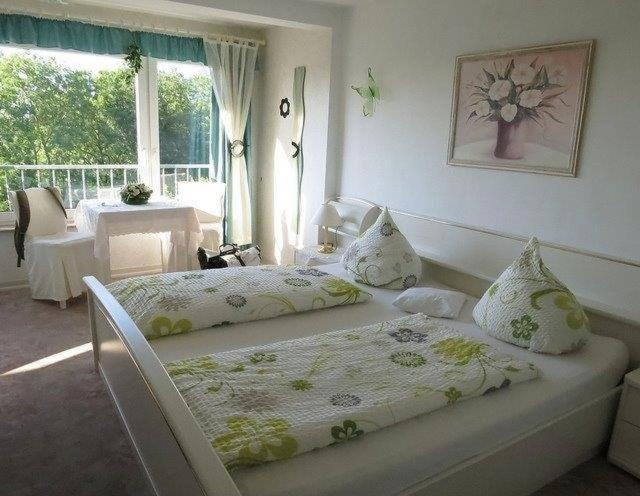 蘭根堡的住宿－Gaestehaus jagsttalblick，白色的卧室设有床和窗户
