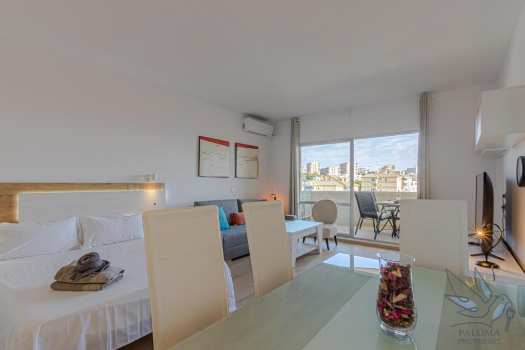 Posteľ alebo postele v izbe v ubytovaní Benal beach suite, parque acuático y vistas al mar