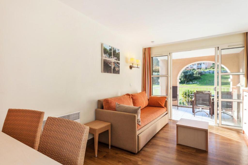 d'un salon avec un canapé et un balcon. dans l'établissement Résidence le Village de Cap Esterel - maeva Home - Appartement 2 pièces 5 personnes Sélection MAE-1255, à Saint-Raphaël