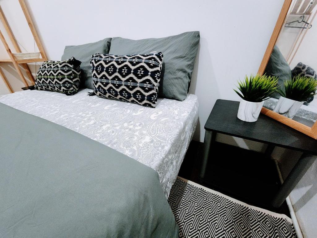 Postel nebo postele na pokoji v ubytování Upspot Kuching Waterfront Premium Hostel