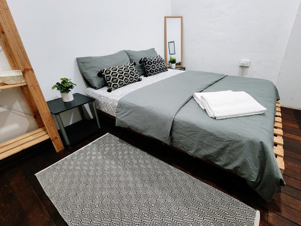 Postel nebo postele na pokoji v ubytování Upspot Kuching Waterfront Premium Hostel